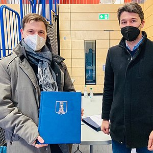 Timo Boll und Bürgermeister Sebastian Sparwasser mit dem "Goldenen Buch" der Marktgemeinde Pfaffenhofen
