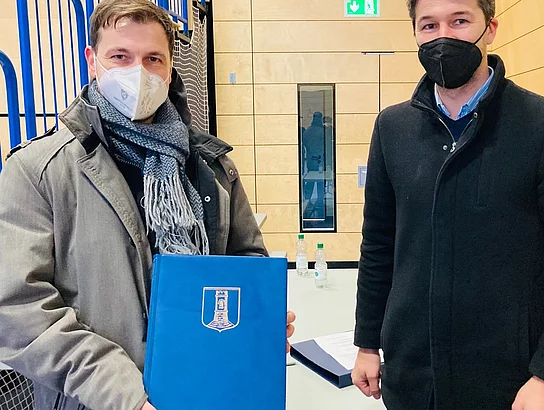 Timo Boll und Bürgermeister Sebastian Sparwasser mit dem "Goldenen Buch" der Marktgemeinde Pfaffenhofen