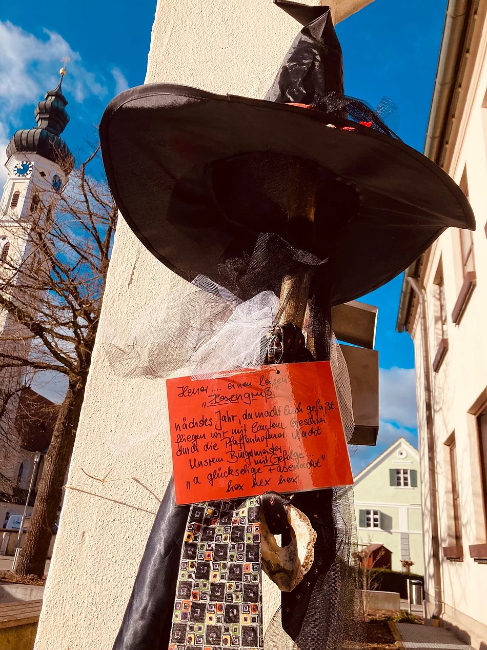 Hexengruß auf einem Besen