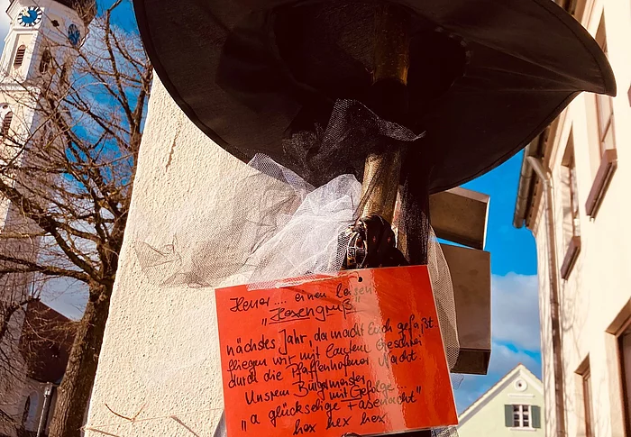 Hexengruß auf einem Besen