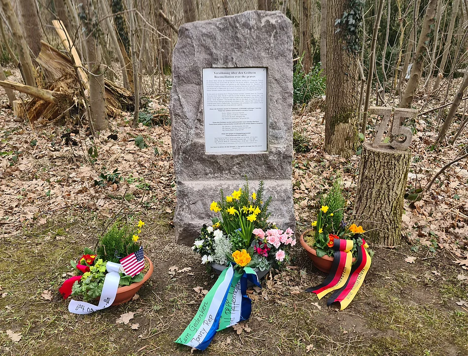 Gedenkstein Jonny Rep mit Kränzen 