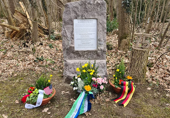 Gedenkstein Jonny Rep mit Kränzen 