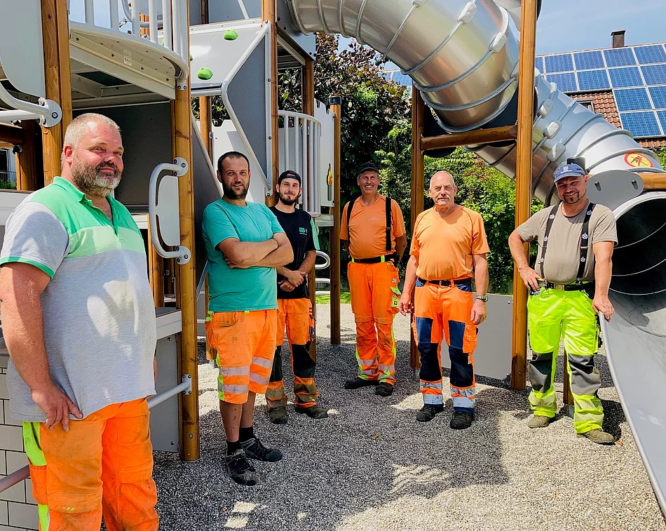 Die Bauhofmitarbeiter vor den tollen neuen Spielgeräten