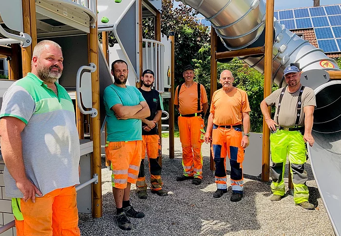 Die Bauhofmitarbeiter vor den tollen neuen Spielgeräten