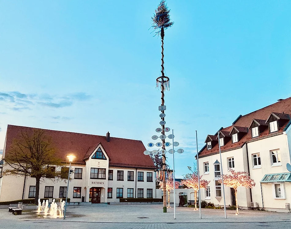 Maibaum auf dem Kirchplatz