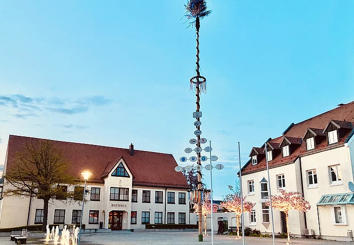 Maibaum auf dem Kirchplatz