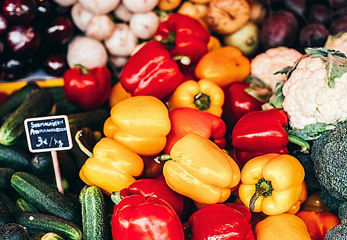 buntes Gemüse am Marktstand 