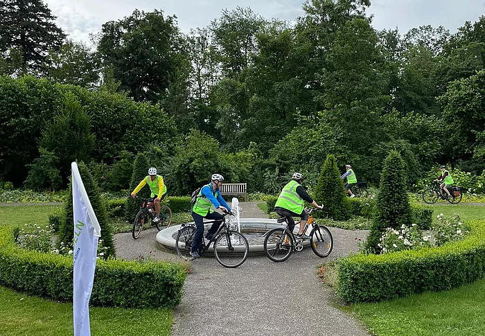 Fahrräder fahren im Kreis