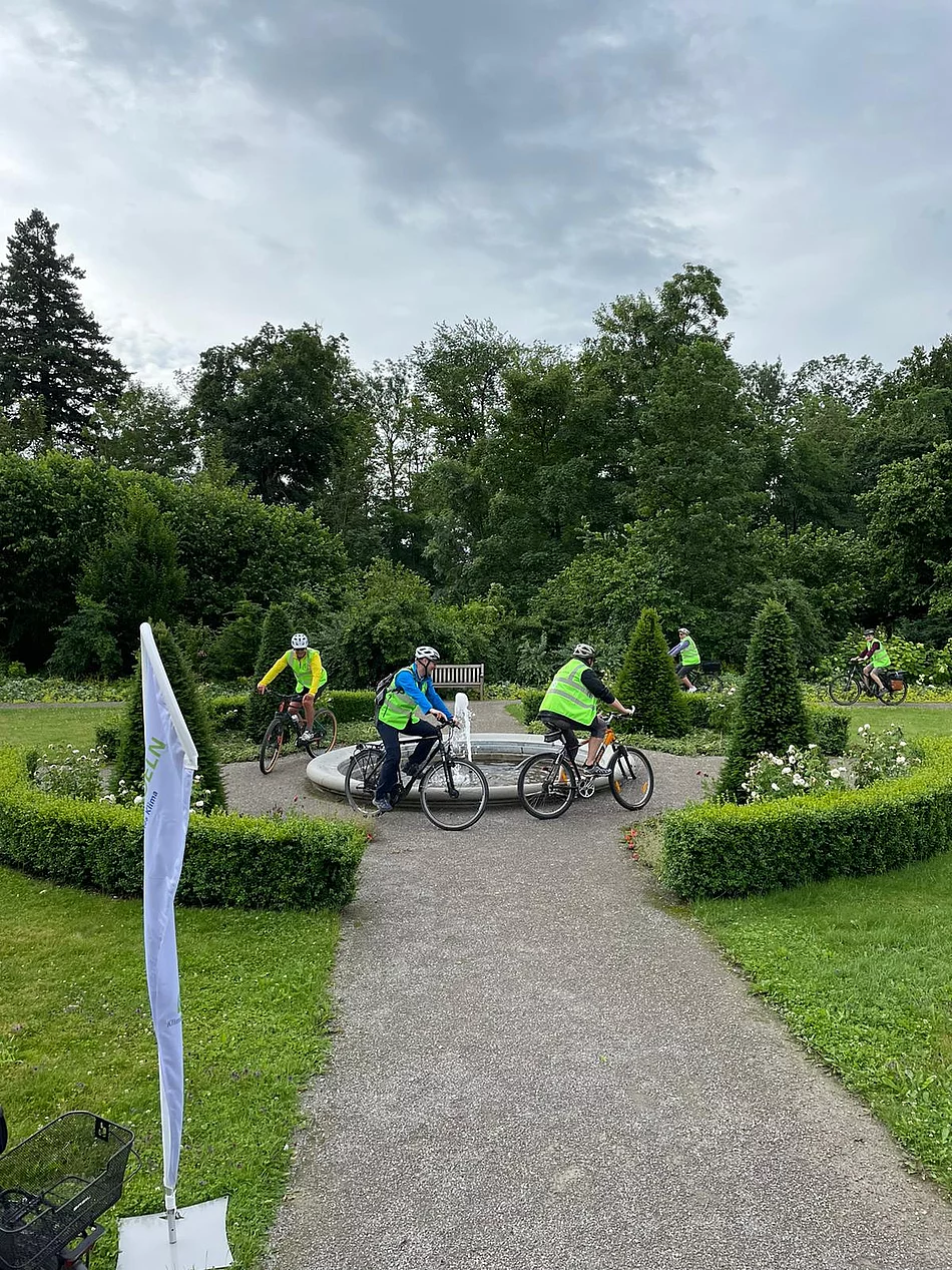 Fahrräder fahren im Kreis